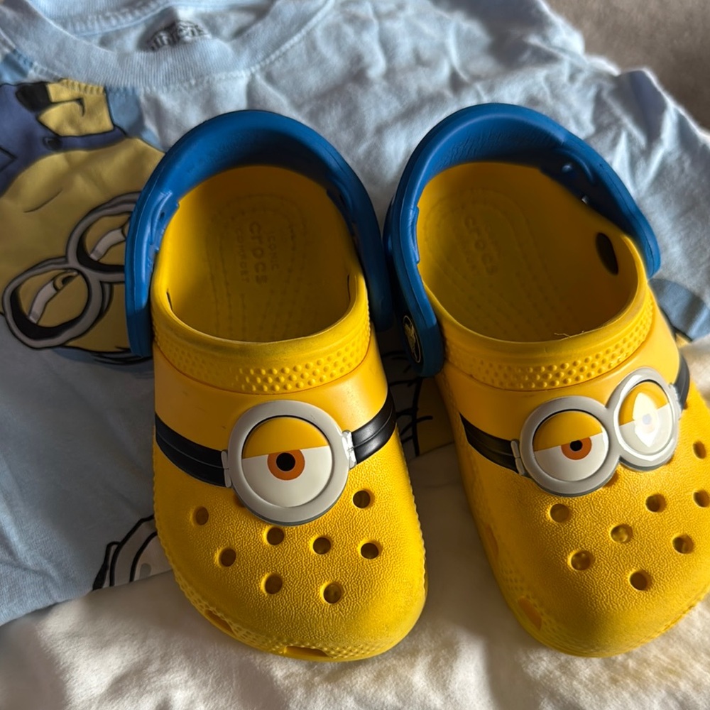 Crocs Kids Minions Yellow Clogs - Included Free shirt.